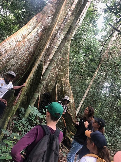 eleves et etudiants en visite en brousse